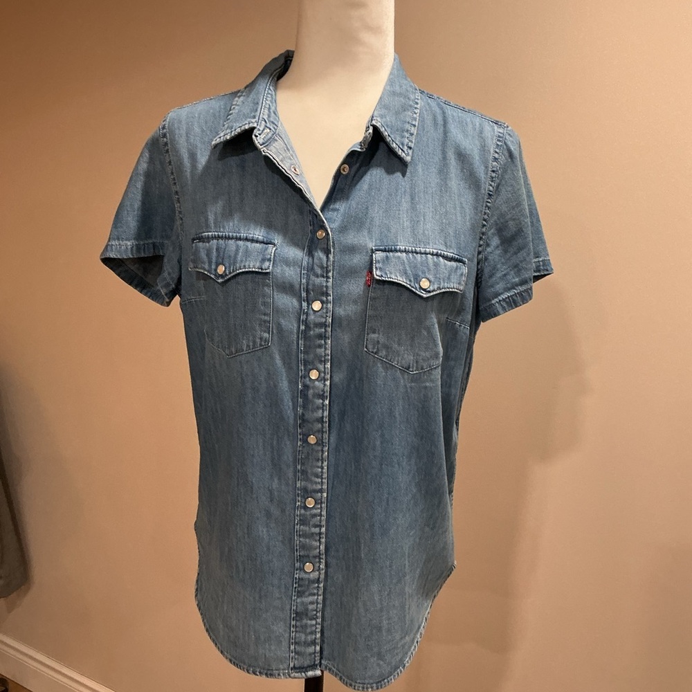 Levi’s Denim Short Sleeve Button-Up Shirt size medium